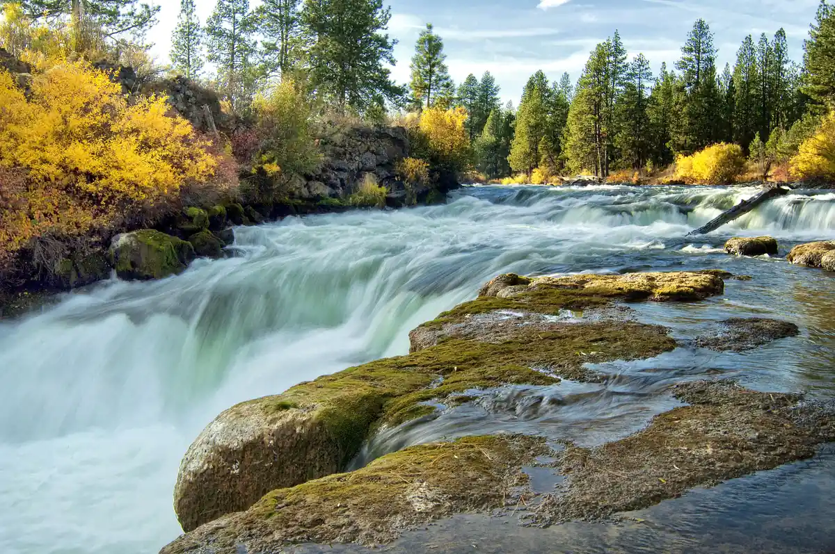 Deschutes River in Central Oregon, the river that runs past Tumalo and draws visitors to rentals with Tumalo property management