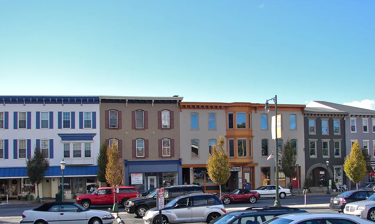 Row of attached townhouses, the type of shared-wall community that relies on condo association management