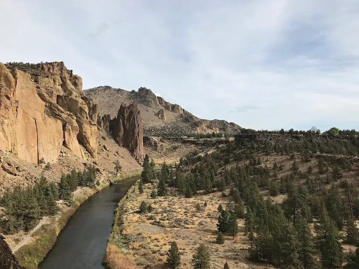 Crooked River curving below the cliffs of Smith Rock State Park near Terrebonne and Redmond